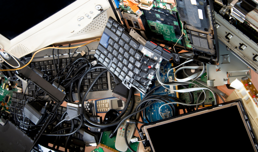 IT Müll wie Tastaturen, PC auf einem großen Haufen